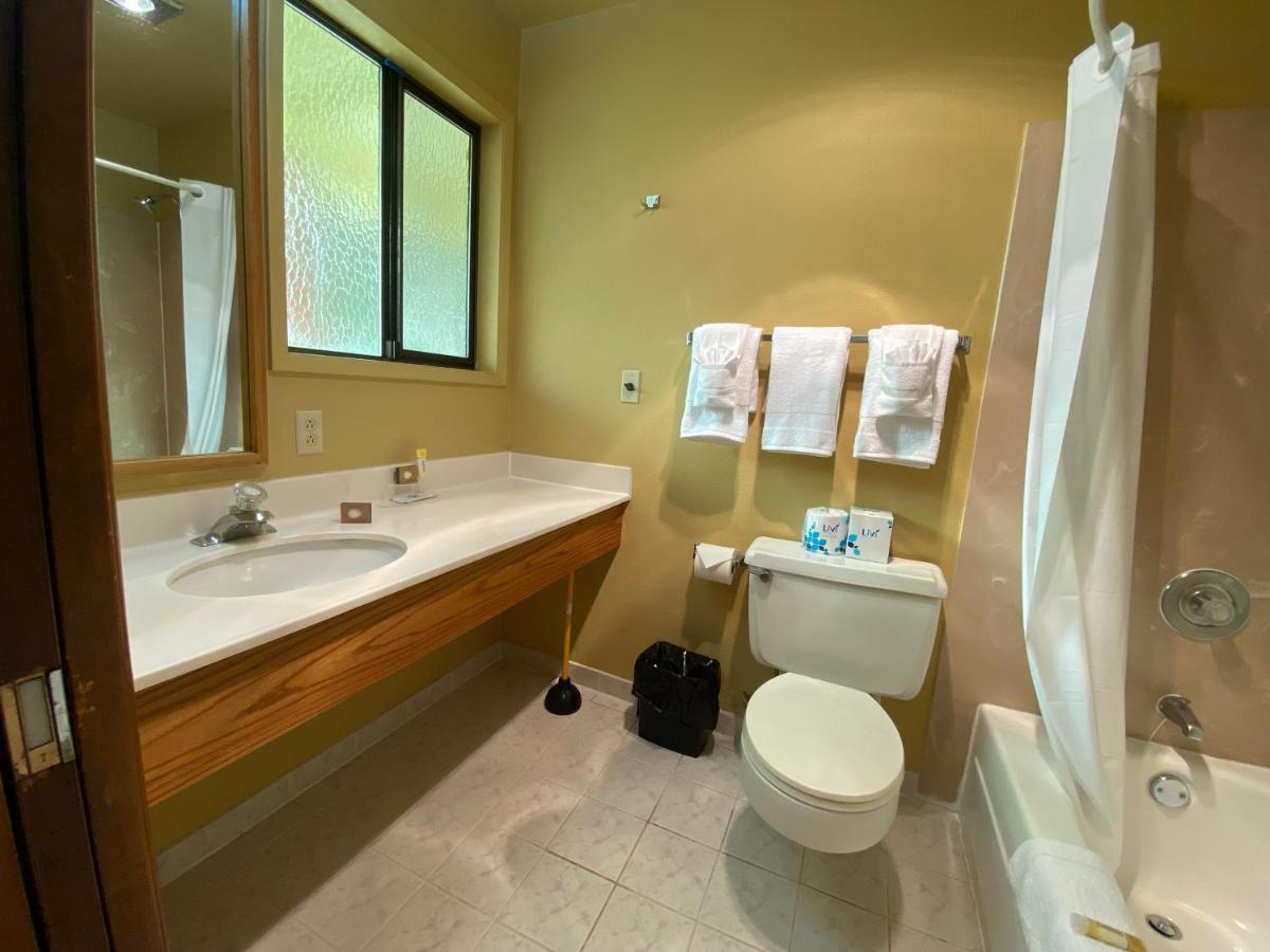 Beachcombers Inn Голд Бийч Екстериор снимка