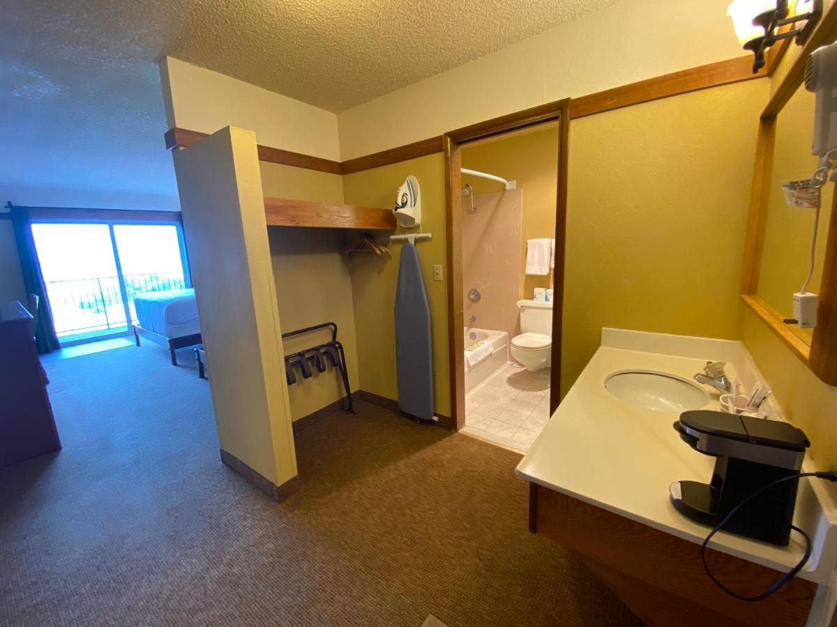 Beachcombers Inn Голд Бийч Екстериор снимка