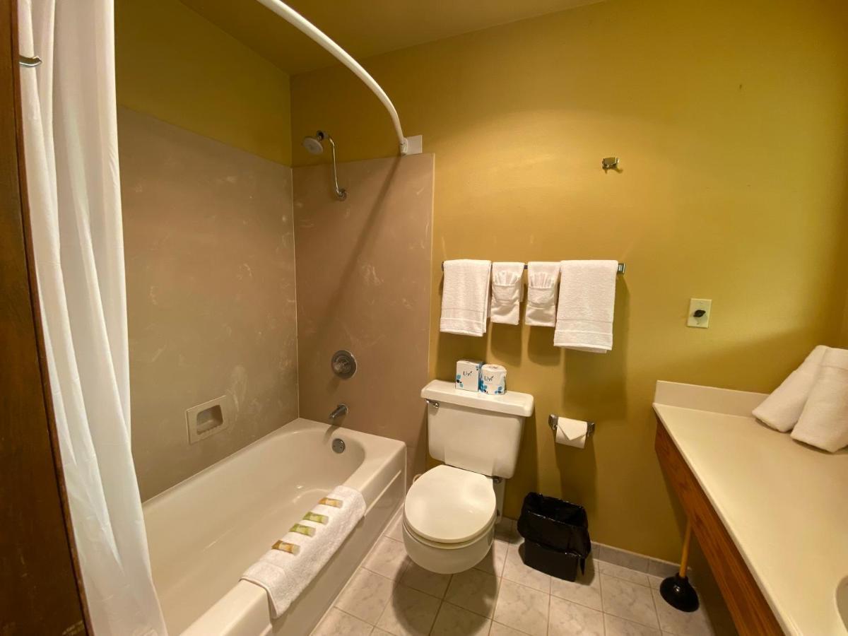 Beachcombers Inn Голд Бийч Екстериор снимка