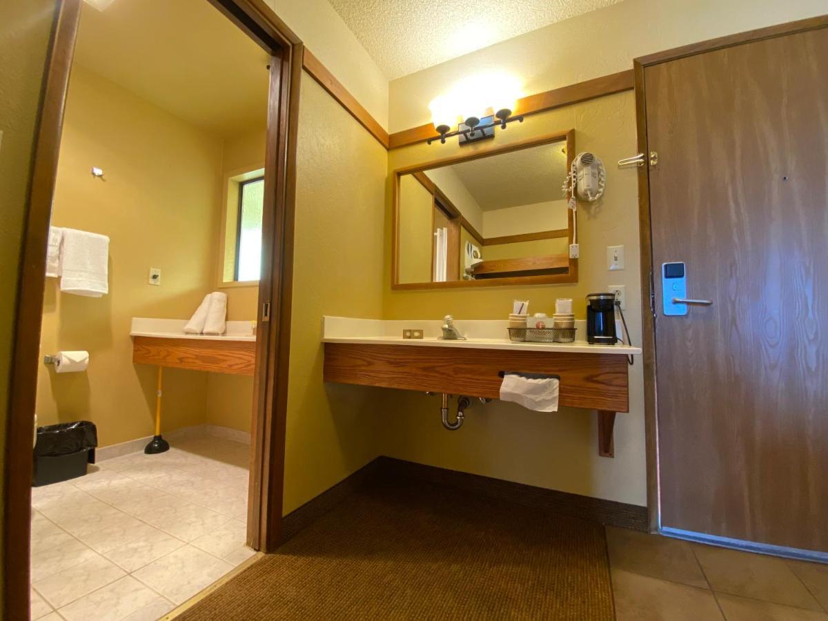 Beachcombers Inn Голд Бийч Екстериор снимка