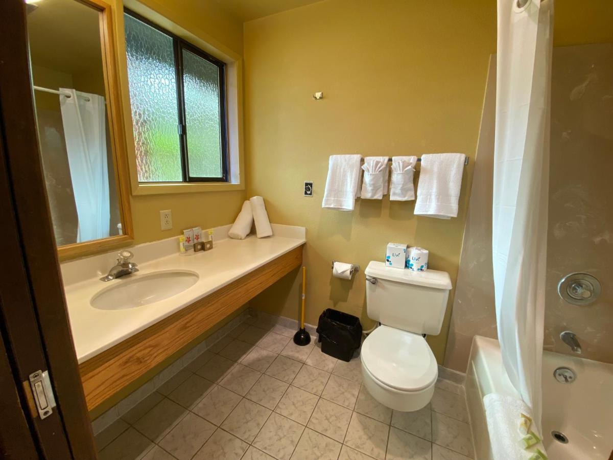 Beachcombers Inn Голд Бийч Екстериор снимка